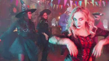 女巫黑色的性感的装跳舞可怕的朋友万圣节聚会，派对